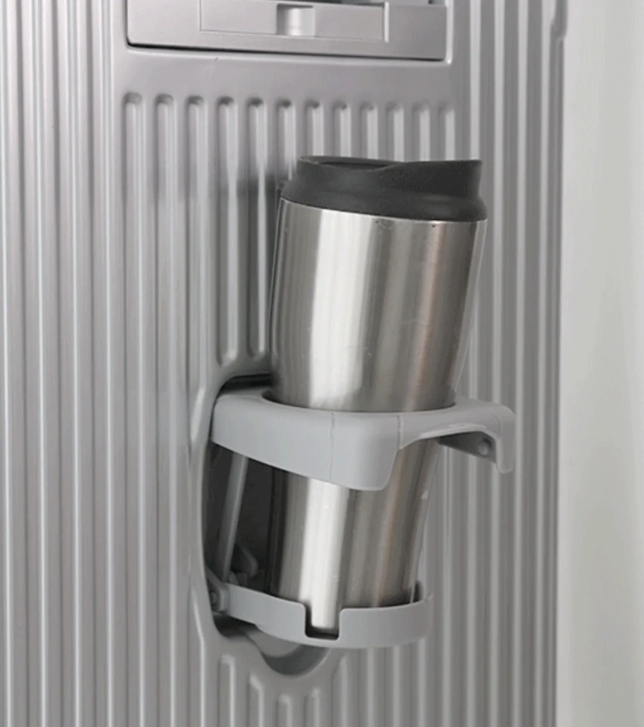 Un gobelet isotherme tenu par le porte-gobelet déplié